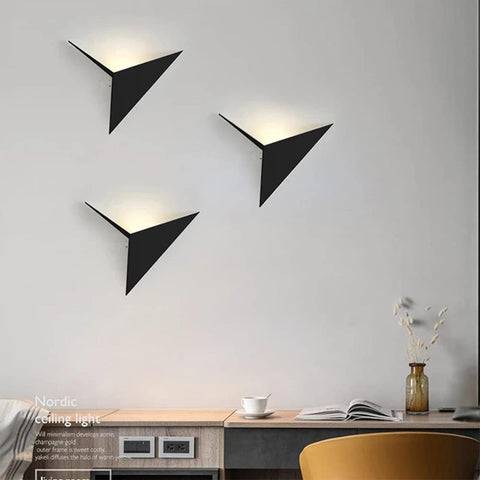 Applique Murale LED Moderne 3W Forme de Triangle Lampe murale Blanc Froid 6000K Pour Chambre, Restaurant, Couloir, Café, Bar Noir